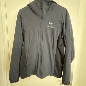 Men’s Arc’teryx Atom LT Hoody in Nighthawk (Navy)